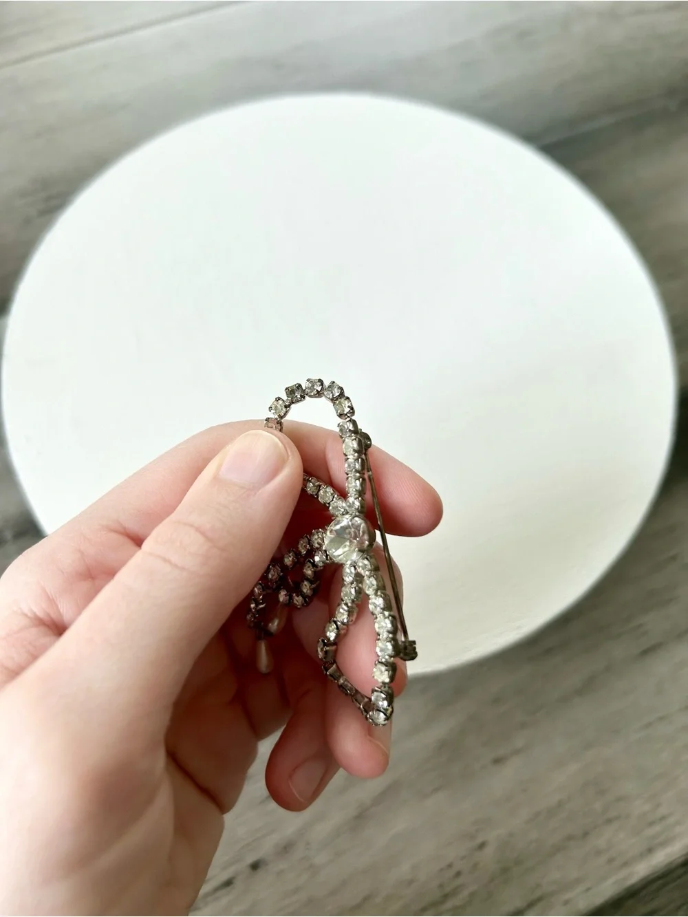 💸 5/20 Vintage Clear Rhinestone Bow-Shaped Brooch w/ Dangling Pearls